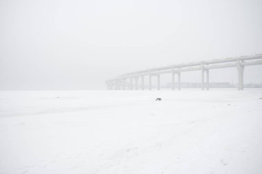 Kışın insan olmadan kayıp yol, karda üstgeçit.