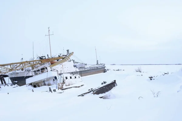 Karda unutulmuş eski tekneler, kırsalda terk edilmiş tekneler.