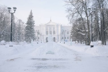 Üniversiteye giden kar yolu, üniversiteye giren kış.