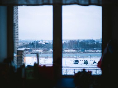 Karlı caddede pencere manzaralı, nehirli, kapalı alanda çekilmiş.