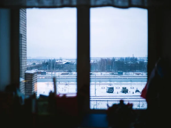 Karlı caddede pencere manzaralı, nehirli, kapalı alanda çekilmiş.