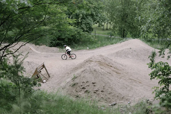 Szkolenie rowerzystów w lesie, profesjonalny rowerzysta w zielonym lesie — Zdjęcie stockowe