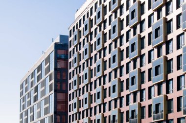 Şehir merkezinde modern mimarinin dış cephesi. Yapı özeti arka plan. Ön cephenin pencereli ayrıntıları. Basit çok katlı ofis binası, iş merkezi..