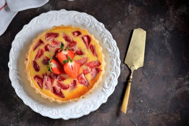 Taze çilek ve krema ile pasta