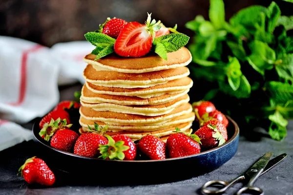Pancake Lezat Dengan Stroberi Organik Segar Dan Mint — Stok Foto