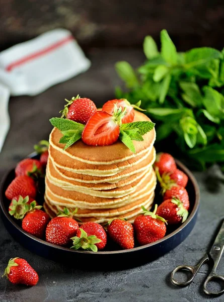 Pancake Lezat Dengan Stroberi Organik Segar Dan Mint — Stok Foto