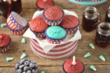 Cupcakes kırmızı ve mavi kadife bize günü bağımsızlık ya da doğum günü partisi.