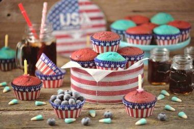 Cupcakes kırmızı ve mavi kadife bize günü bağımsızlık ya da doğum günü partisi.