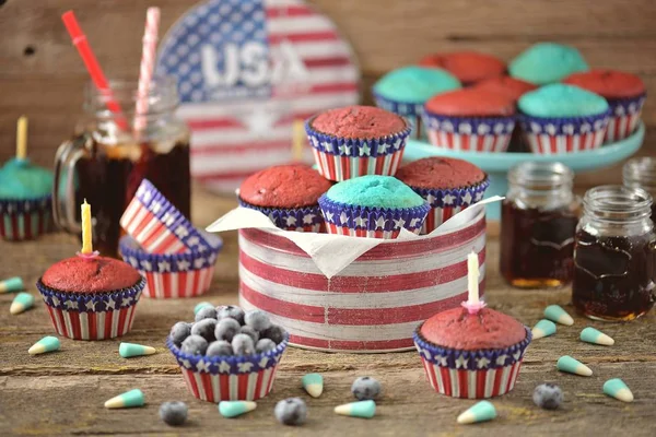 Cupcakes kırmızı ve mavi kadife bize günü bağımsızlık ya da doğum günü partisi.