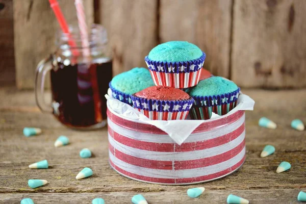 Cupcakes kırmızı ve mavi kadife bize günü bağımsızlık ya da doğum günü partisi.