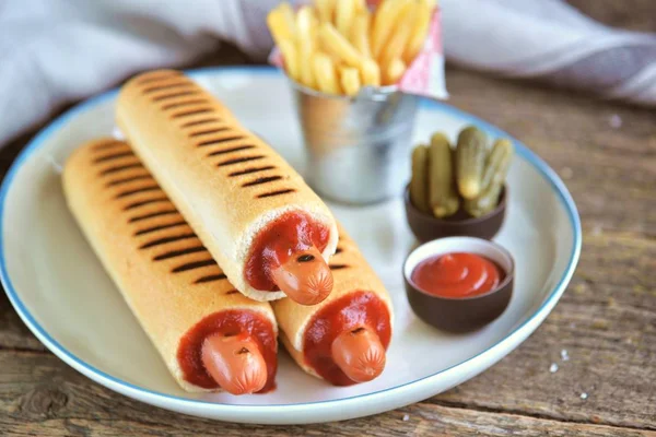 Ketçap, hardal, mayonez ve Marine salatalık ile Fransız sosisli sandviç.