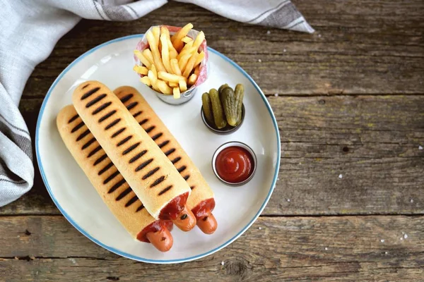 Ketçap, hardal, mayonez ve Marine salatalık ile Fransız sosisli sandviç.