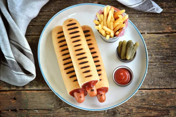 Ketçap, hardal, mayonez ve Marine salatalık ile Fransız sosisli sandviç.