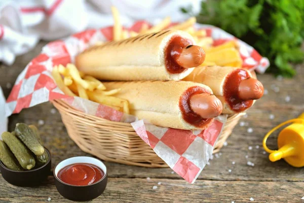 Ketçap, hardal, mayonez ve Marine salatalık ile Fransız sosisli sandviç.