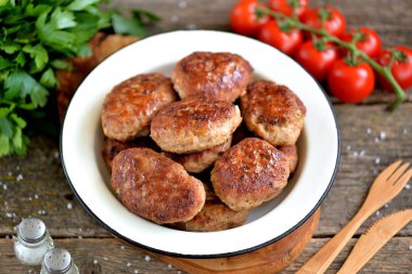 Ev yapımı pirzola kıyılmış domuz ve sığır eti. Rustik gıda.