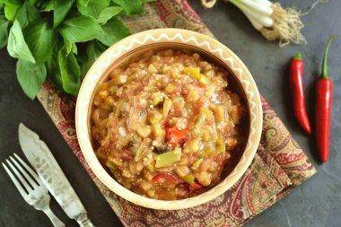 Orta Doğu mutfağı - babaganush (patlıcan havyar) fırında patlıcan ve biber, domates, biber, zeytin yağı ve deniz tuzu ile soğan ile.