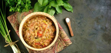 Orta Doğu mutfağı - babaganush (patlıcan havyar) fırında patlıcan ve biber, domates, biber, zeytin yağı ve deniz tuzu ile soğan ile.