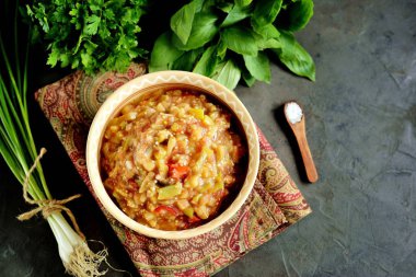 Orta Doğu mutfağı - babaganush (patlıcan havyar) fırında patlıcan ve biber, domates, biber, zeytin yağı ve deniz tuzu ile soğan ile.