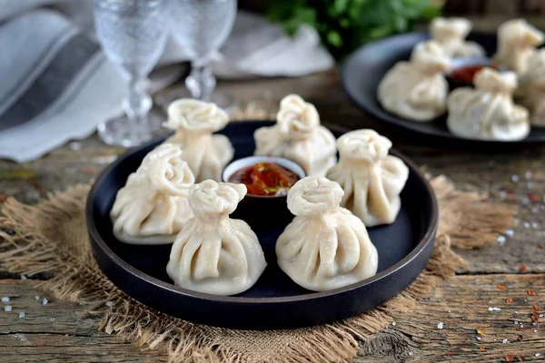 Georgische Zelfgemaakte Khinkali Dumplings Vlees Rode Saus Een Oude Houten — Stockfoto