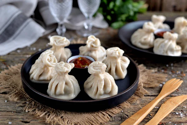 Georgische Zelfgemaakte Khinkali Dumplings Vlees Rode Saus Een Oude Houten — Stockfoto