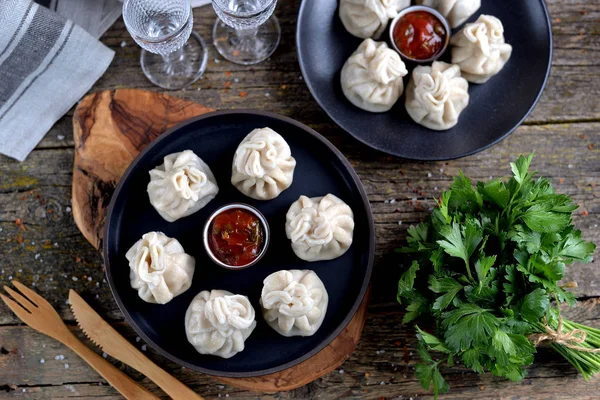 Khinkali Caseiro Georgiano Bolinhos Com Carne Molho Vermelho Velho Fundo — Fotografia de Stock