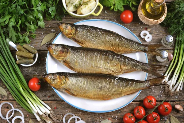 Cozinha Mediterrânea Arenque Defumado Com Batatas Fervidas Azeitonas Secas Cebolas — Fotografia de Stock