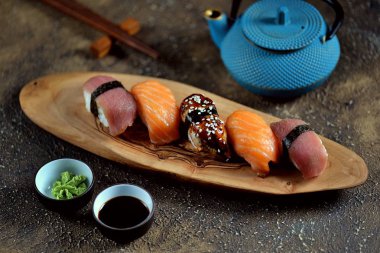 Suşi nigiri ham taze somon, füme yılan balığı ve ton balığı.