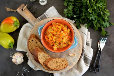 Kavrulmuş biber soğan ve Domates sosunun içinde havuç.