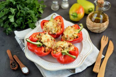 Kırmızı tatlı biber pişmiş soğan, havuç, mantar, et ve peynir füme.