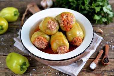 Biber domates havuç sosu kıyma ve soğan, pilav ile doldurulmuş. Rustik gıda.