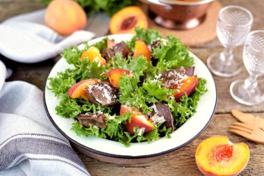 Kızarmış hindi karaciğer, şeftali, parmesan, zeytin yağı ve balsamik sirke ile salata.