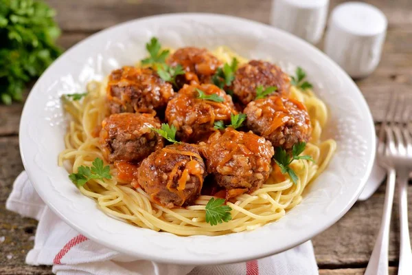 Meatballs Rice Onions Carrots Spaghetti Tomato Sauce Rustic Style Rustic — Stock Photo, Image