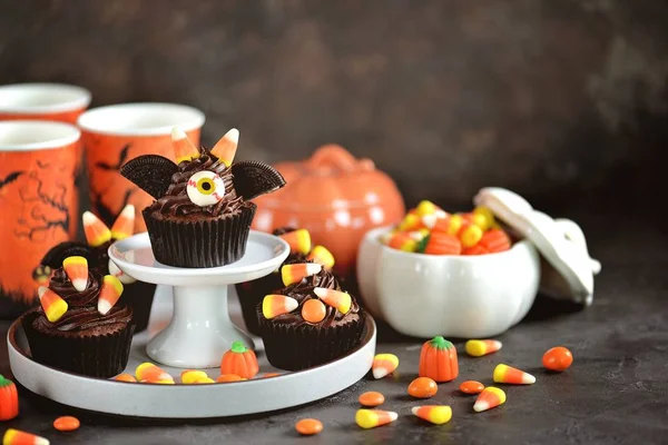 チョコレートのカップケーキ コウモリ ハロウィーンのお祝いのためのおいしいパン屋さんのお菓子 — ストック写真