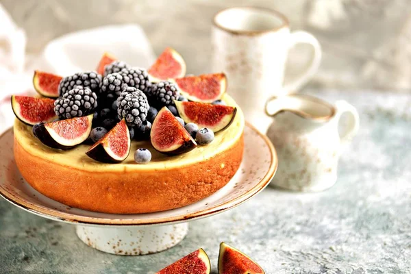 Hausgemachter Köstlicher Käsekuchen Mit Frischen Feigen Und Gefrorenen Blaubeeren Und — Stockfoto