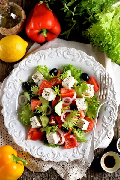 Salada Grega Clássica Tomates Pepinos Pimentão Vermelho Cebola Com Azeitonas — Fotografia de Stock