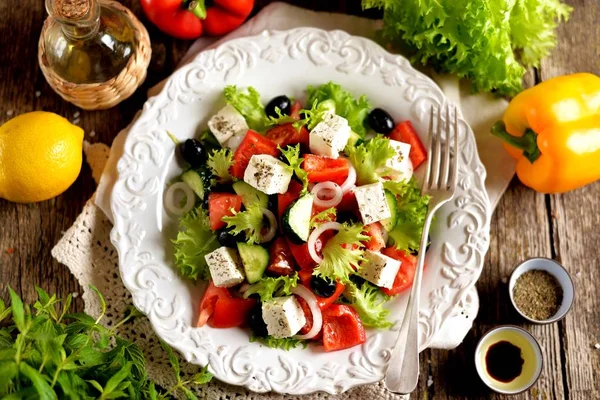 Salada Grega Clássica Tomates Pepinos Pimentão Vermelho Cebola Com Azeitonas — Fotografia de Stock