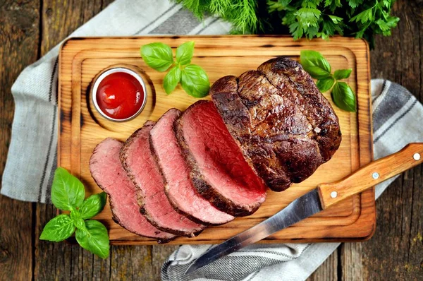 Roast Beef Medium Rare Wooden Cutting Board Tomato Sauce — Stock Photo, Image