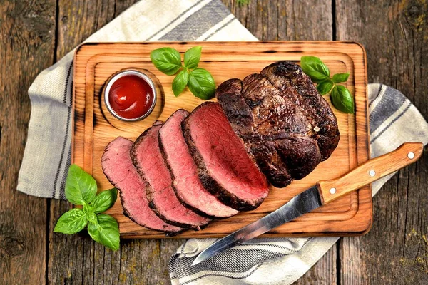 Roastbeef Medium Rare Auf Einem Hölzernen Schneidebrett Mit Tomatensauce — Stockfoto