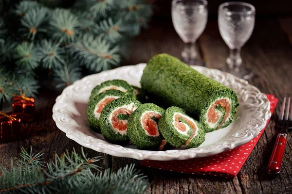 Rotolo Spinaci Con Salmone Affumicato Crema Formaggio — Foto Stock