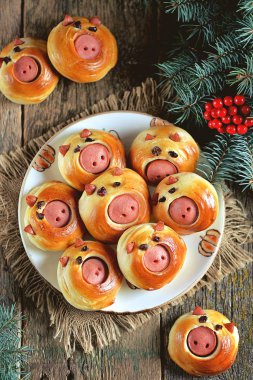 Sosis - 2019 sembolü, çocuk kahvaltı için fikir ile şirin Santa domuz buns.