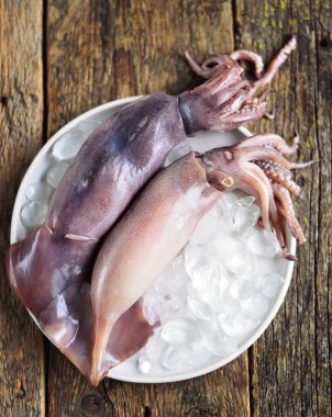 Eski bir ahşap zemin üzerine taze çiğ tüm mürekkep. Rustik tarzı. Üstten görünüm.