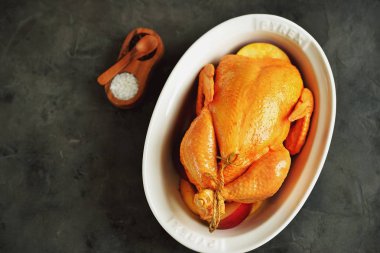 Tüm çiğ tavuk Marine zeytin yağı, soya sosu, zerdeçal, kekik ve elma dilimleri ile beyaz şarap sirkesi. Üstten görünüm. Kopya alanı. 