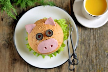 Sandviç bir jambon, peynir ve şirin bir domuz - 2019 sembolü şeklinde bir marul. Çocuk kahvaltı. Noel arka plan.