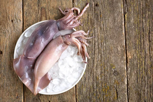 Frischer Roher Ganzer Tintenfisch Auf Altem Holzgrund Rustikaler Stil Ansicht — Stockfoto