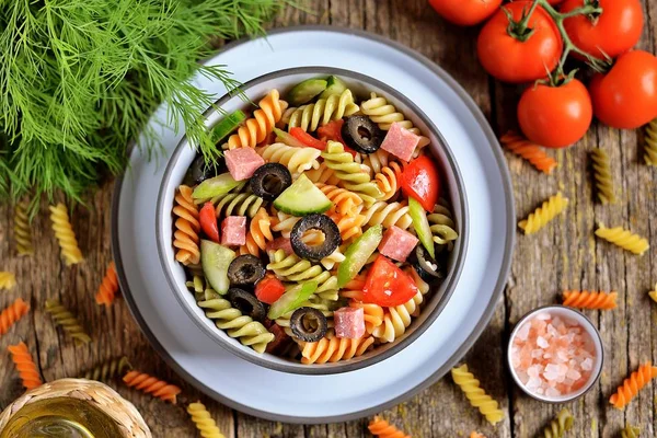 Salam Domates Salatalık Zeytin Kereviz Ile Makarna Salatası — Stok fotoğraf