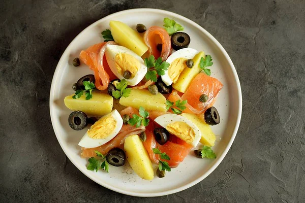 Salade Van Gekookte Aardappelen Gezouten Zalm Kippeneieren Met Olijven Kappertjes — Stockfoto