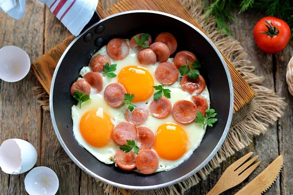 Homemade Fried Eggs Sausages Frying Pan Wooden Background Classic Breakfast — Stock Photo, Image