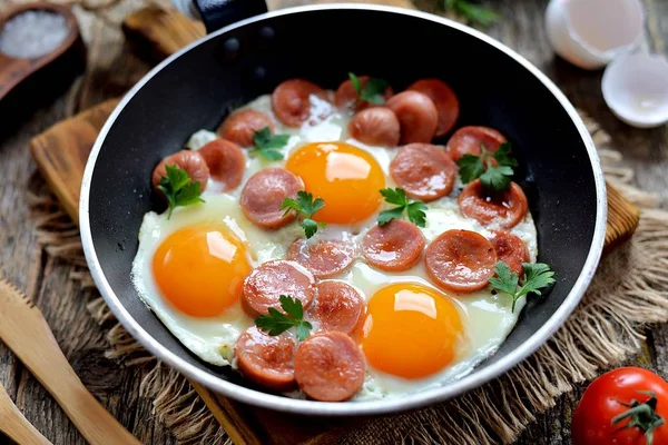 Homemade Fried Eggs Sausages Frying Pan Wooden Background Classic Breakfast — Stock Photo, Image