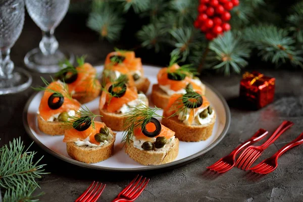 Canapés Mit Frischkäse Lachs Kapern Oliven Und Dill Ansicht Von — Stockfoto