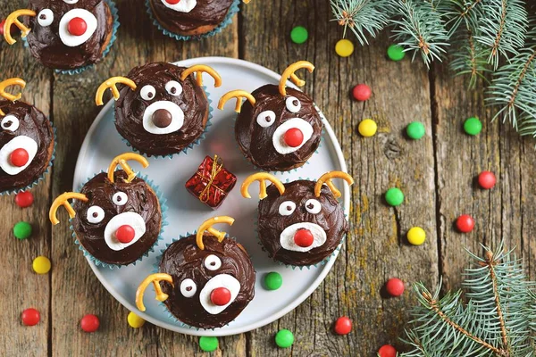 Ahşap Arka Plan Üzerinde Yapımı Komik Cupcakes Noel Baba Nın — Stok fotoğraf